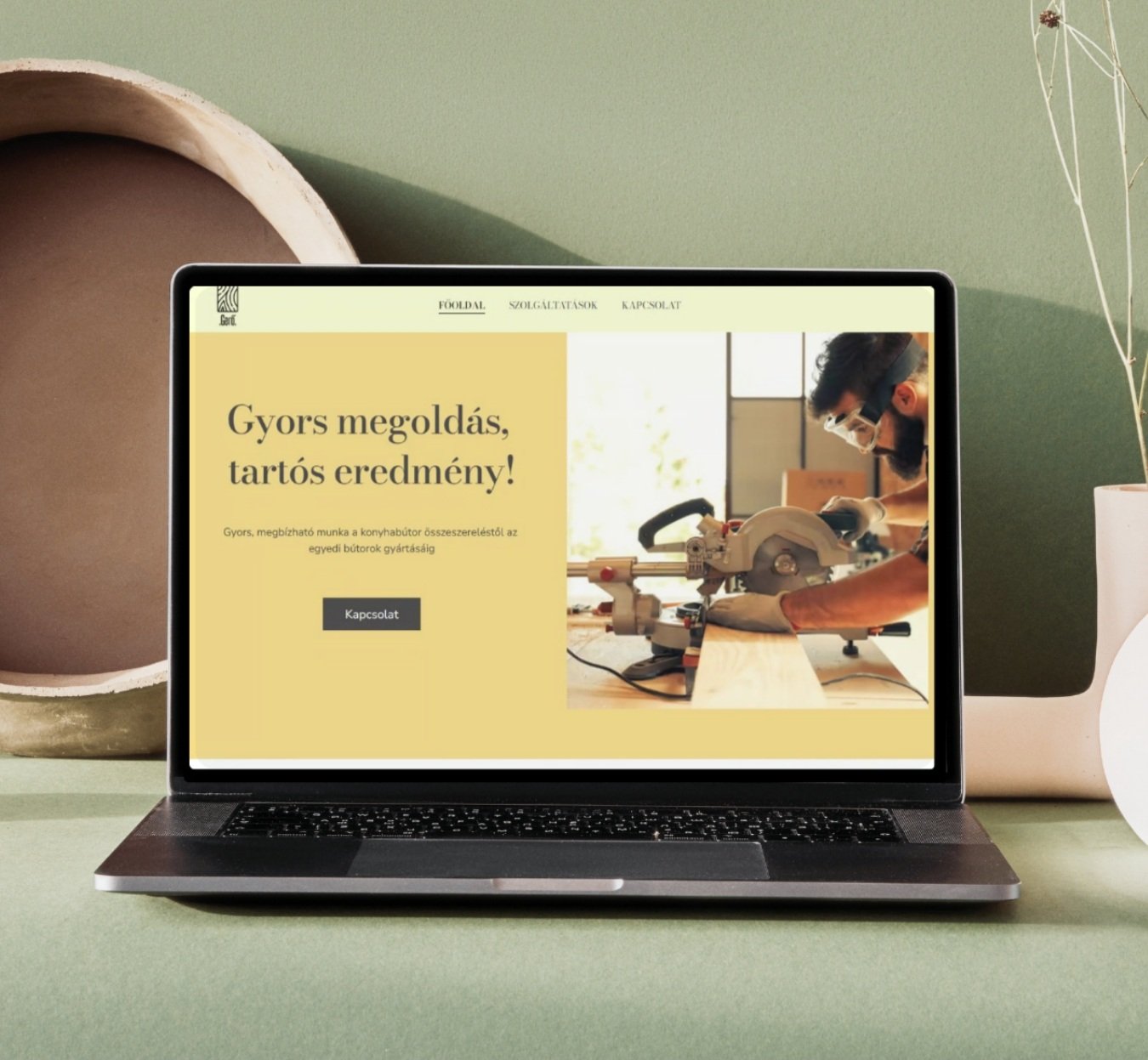 Asztalos vállalkozás számára készült weboldal laptopon megjelenítve