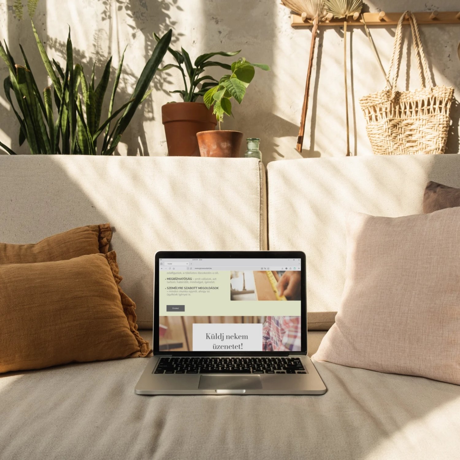 Asztalos vállalkozás számára készített weboldal laptopon megjelenítve